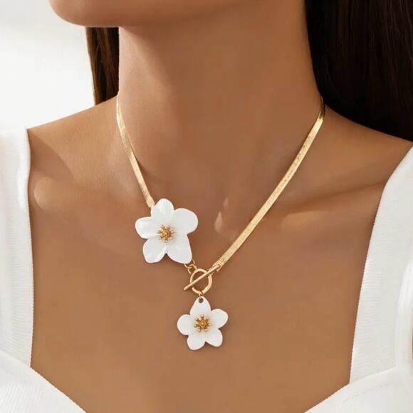 🌺 NEW Unique & stunning & sparkling Goldtone sparkling painted flower necklace 🌺 - Picture 1 of 5